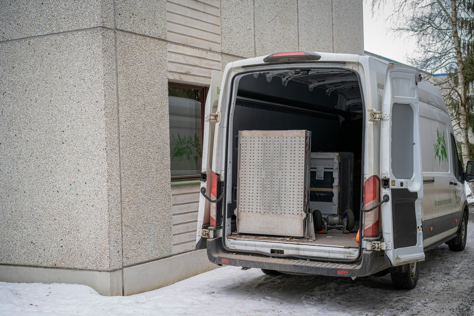 Relocation and service transfer help for internet and telecom plans